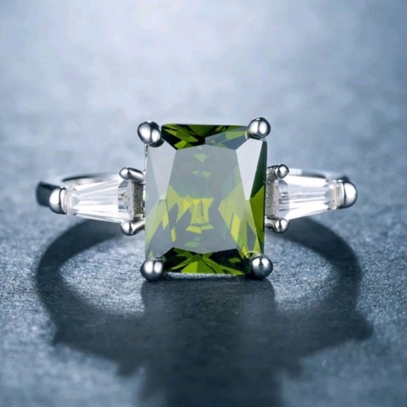 Peridot & Sterling Silver Princess Cut Ring - Picture 4 of 7